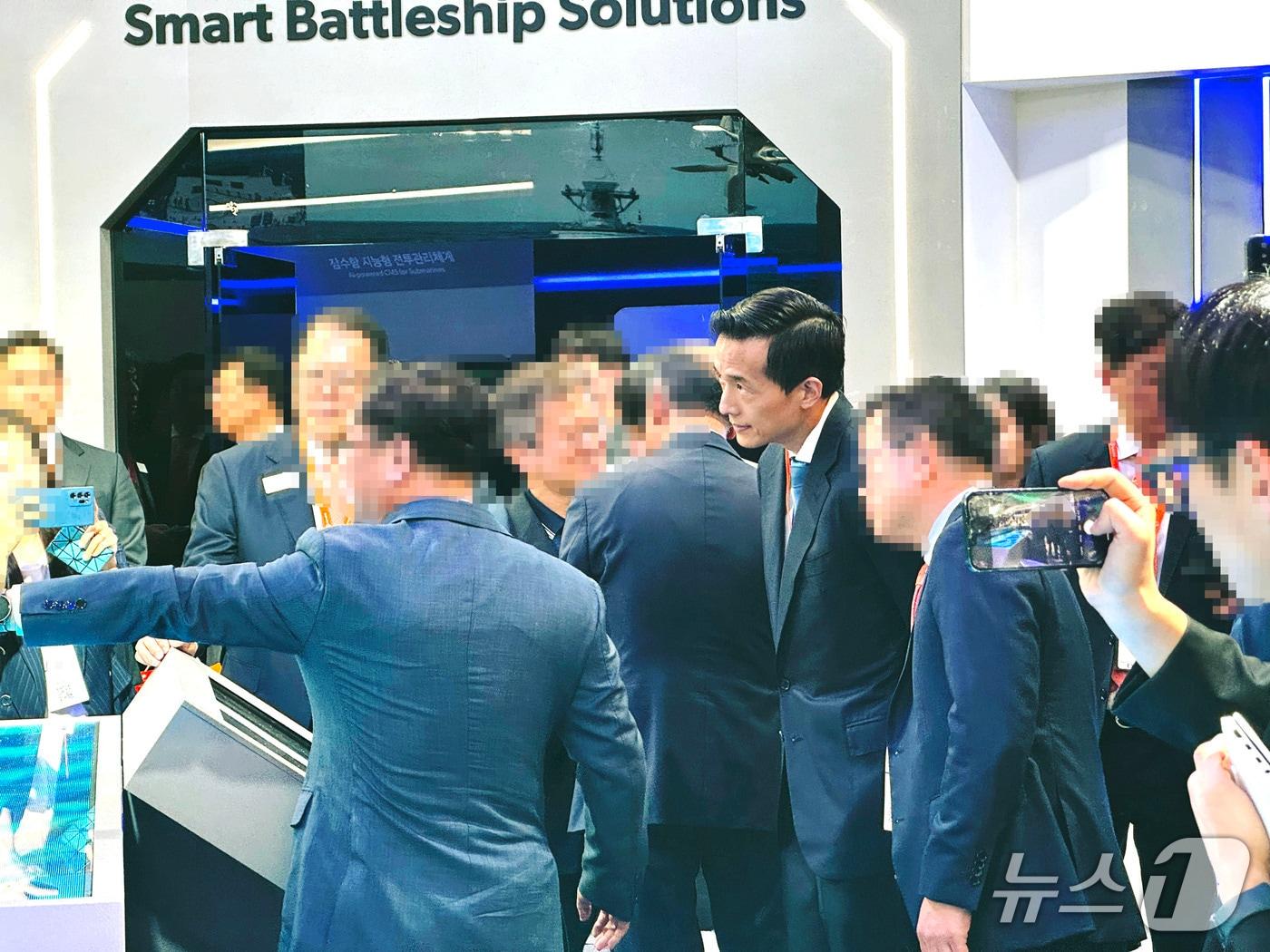 본문 이미지 - 김동관 한화그룹 부회장이 '2025 국제해양방위산업전(MADEX 2025)'에 마련된 부스를 관람하고 있다.