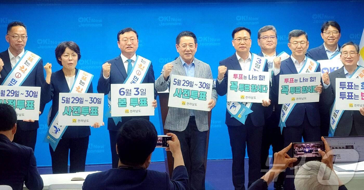 김영록 전라남도지사가 28일 오후 도청 브리핑룸에서 ‘제21대 대통령 선거 6·3대선 투표 동참’ 대도민 담화문을 발표하고 있다.(전남도 제공. 재판매 및 DB금지) 2025.5.28/뉴스1 