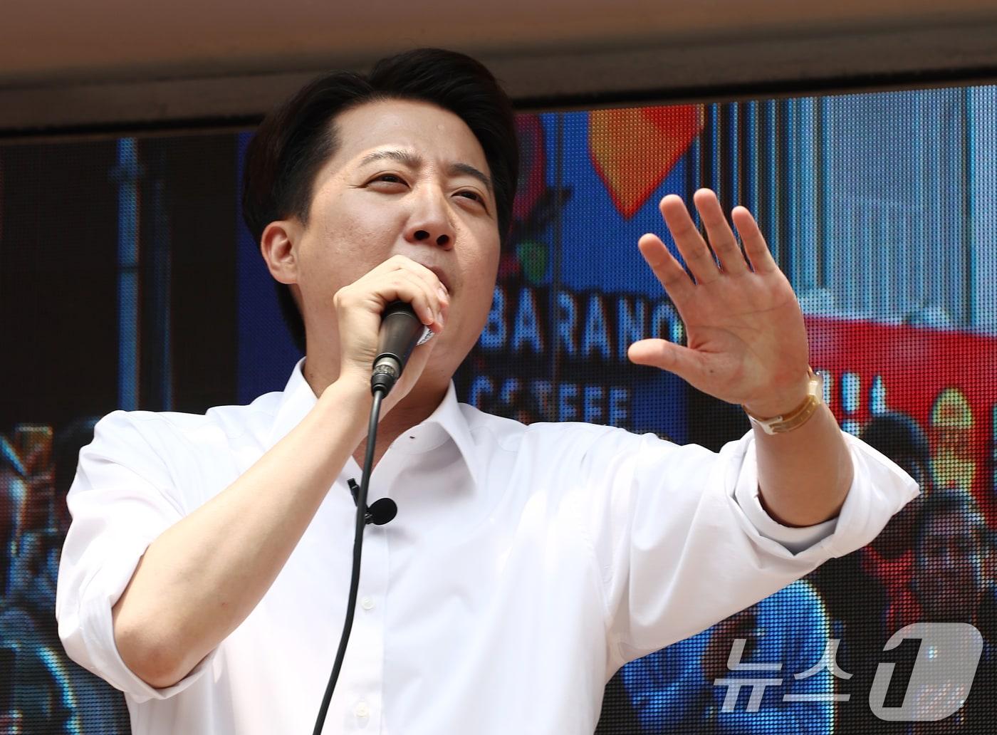 본문 이미지 - 이준석 개혁신당 대통령 후보가 28일 서울 영등포구 여의도공원에서 유세를 하고 있다. 2025.5.28/뉴스1 ⓒ News1 김민지 기자