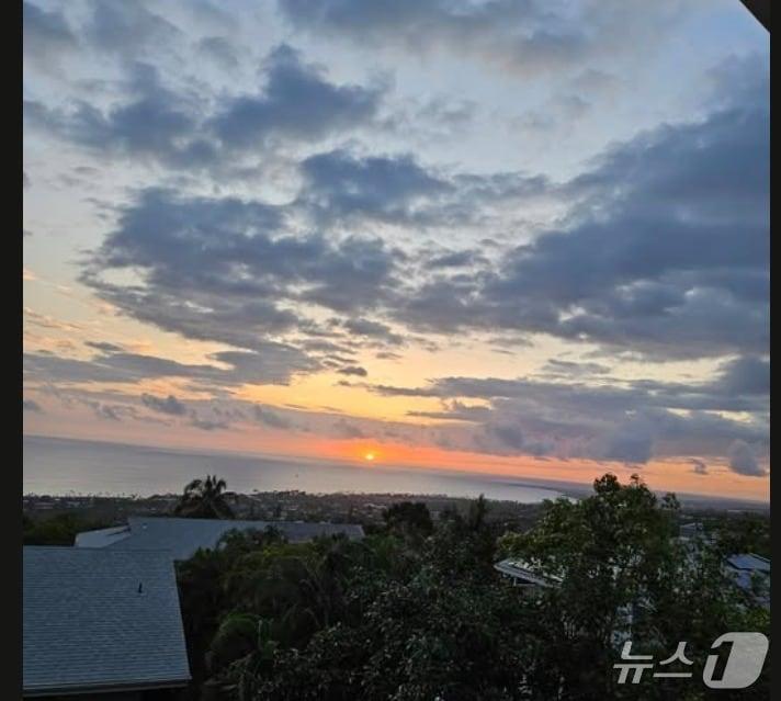 본문 이미지 -  미국 하와이 코나에 머물고 있는 홍준표 전 대구시장이 28일 오후 올린 석양 사진.  &#40;SNS 갈무리&#41; ⓒ 뉴스1