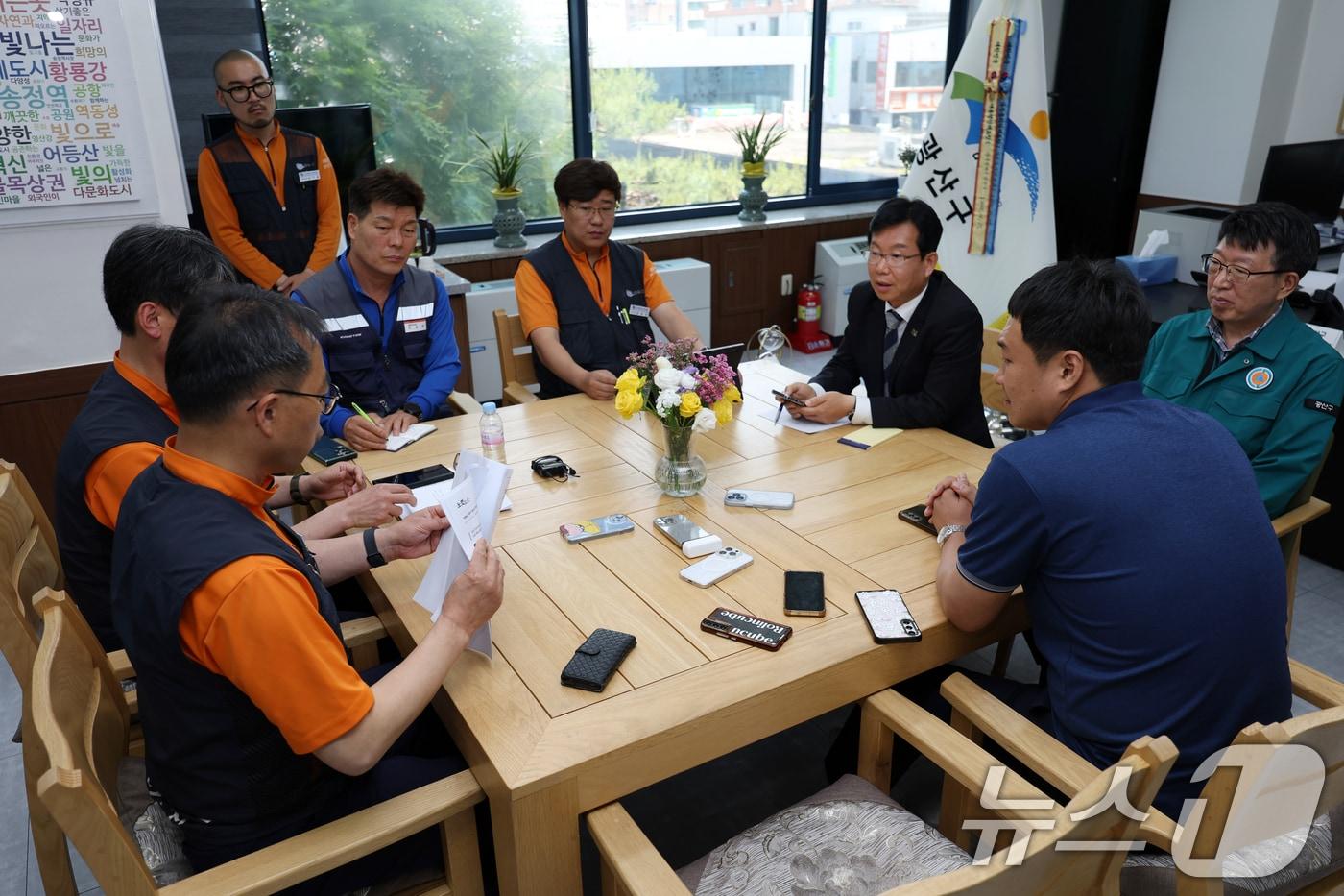 박병규 광주 광산구청장이 28일 오후 구청장실에서 금호타이어 노조 관계자들과 면담하고 있다. ⓒ News1 이승현 기자