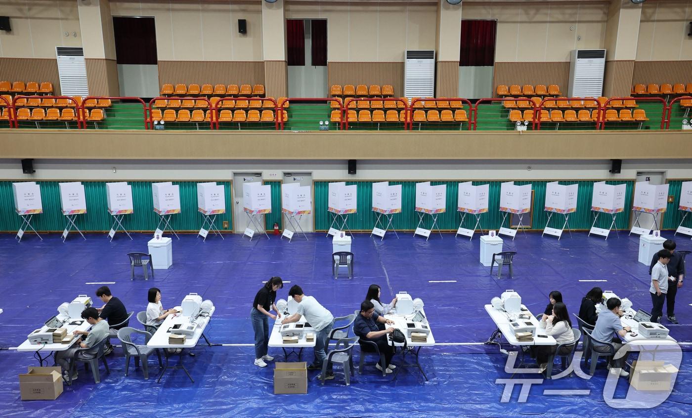 제21대 대통령 선거 사전투표가 하루 앞으로 다가온 28일 충남 논산 연무문화체육센터에 마련된 연무읍제2사전투표소에서 관계자가 기표용구를 점검하고 있다. 2025.5.28/뉴스1 ⓒ News1 김기태 기자