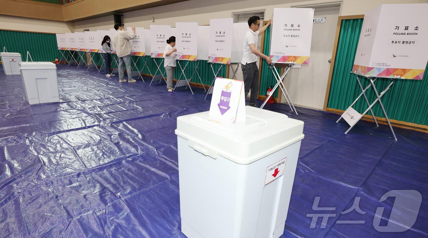 제21대 대통령 선거 사전투표가 하루 앞으로 다가온 28일 충남 논산 연무문화체육센터에 마련된 연무읍제2사전투표소에서 관계자가 기표용구를 점검하고 있다. 2025.5.28/뉴스1 ⓒ News1 김기태 기자