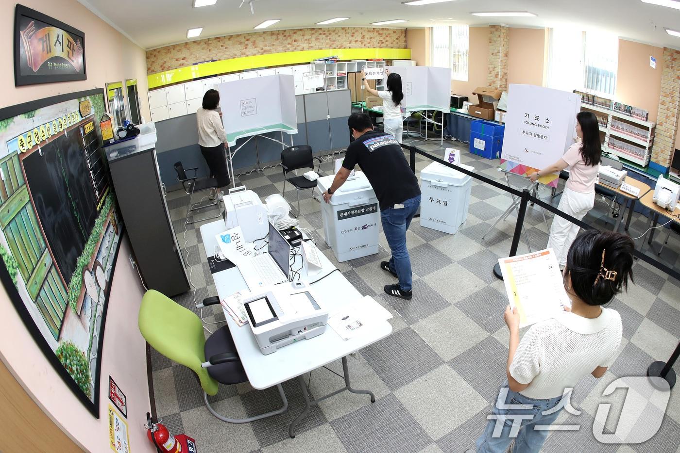 제21대 대통령선거 사전투표를 하루 앞둔 28일 대구 중구 봉산동 중구청소년문화의집에서 성내1동 행정복지센터 직원들이 투표소를 설치하고 있다. 2025.5.28/뉴스1 ⓒ News1 공정식 기자