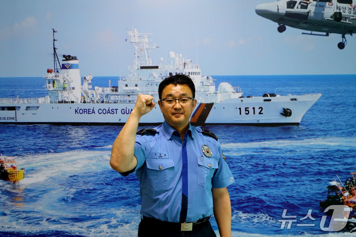 대한적십자사로부터 명예장을 받아 헌혈왕으로 등극한 속초해경 경비구조계 소속 정진호 경위.&#40;속초해경 제공, 재판매 및 DB 금지&#41; 2025.5.28/뉴스1