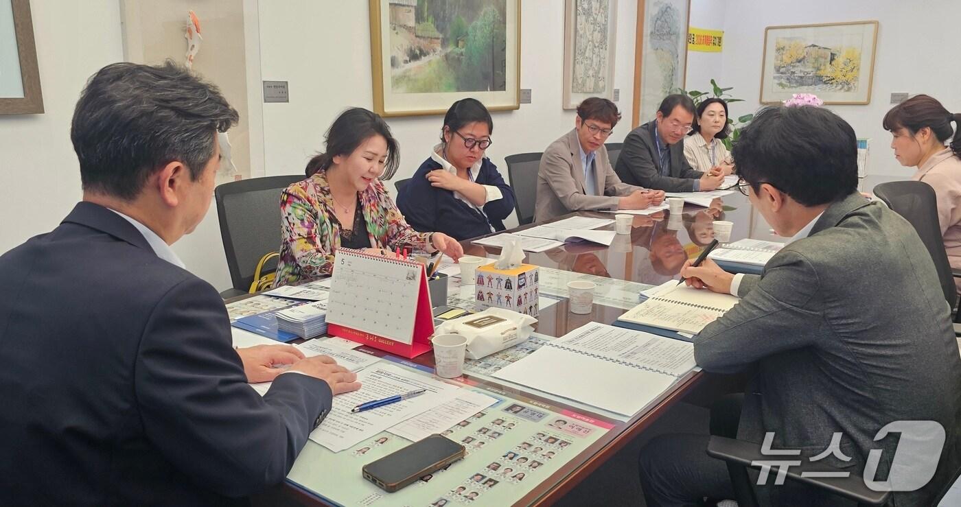 28일 전북도청에서 '2025 전주세계소리축제' 종합계획 설명회가 열린 가운데 참석자들이 안전대책 및 주요 프로그램 추진 상황 등을 공유하고 있다.(전북도 제공. 재판매 및 DB금지)/뉴스1 