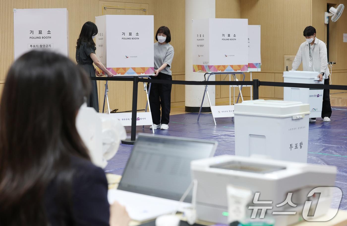 제21대 대통령 선거 사전투표를 하루 앞둔 28일 오후 경기 수원시 팔달구 우만1동 행정복지센터에서 직원들이 사전투표소 설치를 하고 있다. 2025.5.28/뉴스1 ⓒ News1 김영운 기자