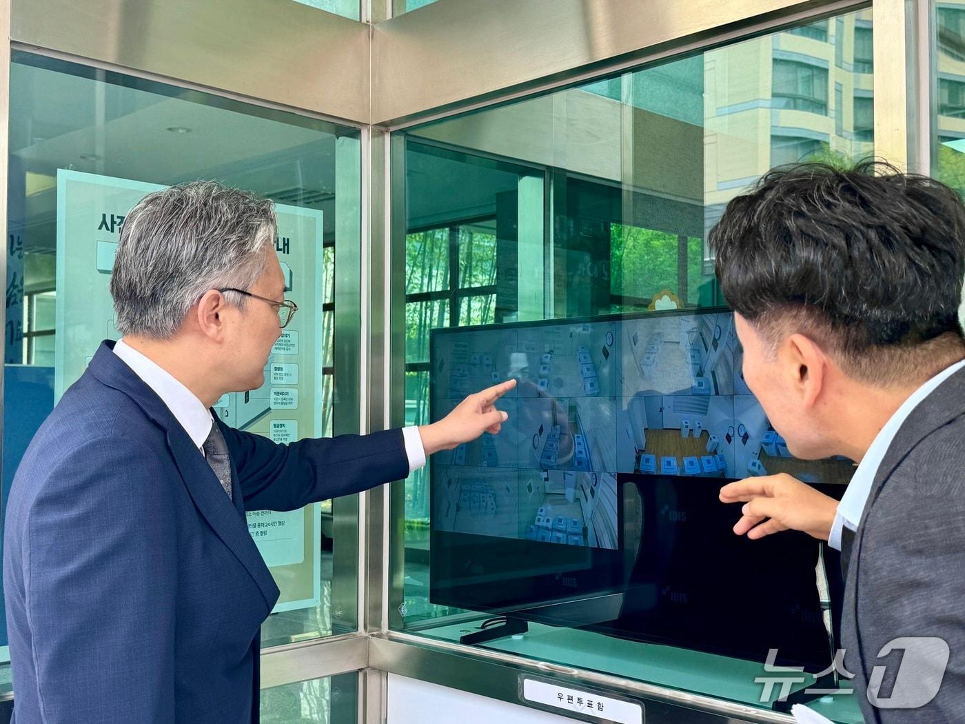 본문 이미지 - 유진현 울산시 선거관리위원장은 제21대 대통령선거 사전투표 전날인 28일 오후 2시에 남구 청소년차오름센터에 마련된 옥동사전투표소를 방문해 사전투표 준비상황을 점검했다.(울산시 선관위 제공. 재판매 및 DB금지) /뉴스1