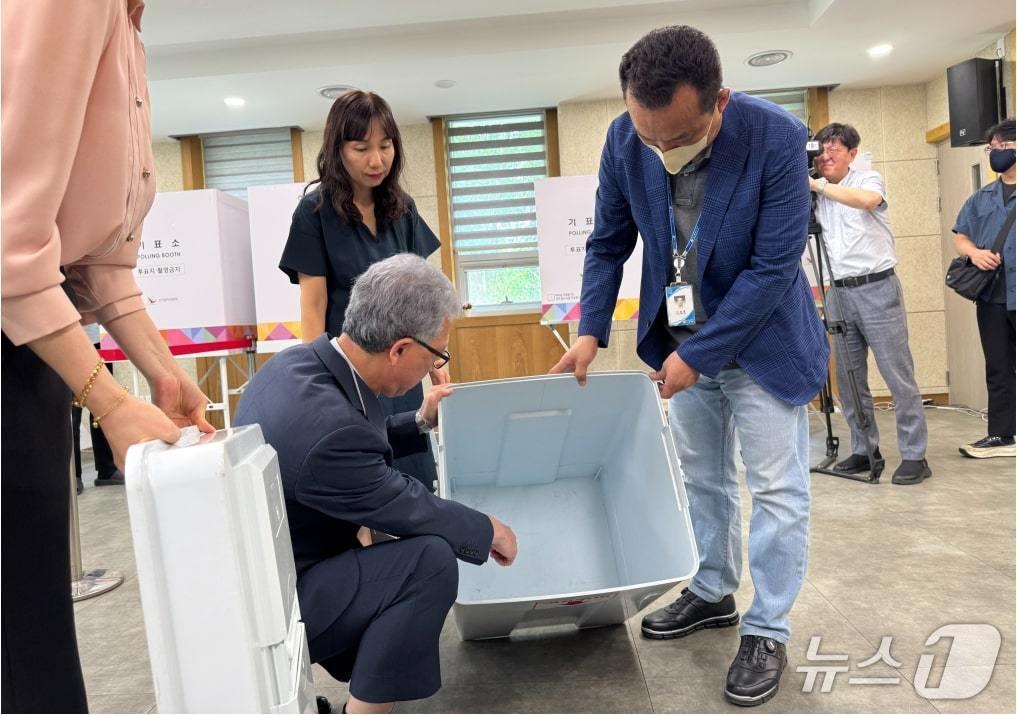 본문 이미지 - 강동명 대구시선관리위원장 등이 28일 사전투표소에서 투표함을 점검했다.&#40;대구시선관위 제공&#41;