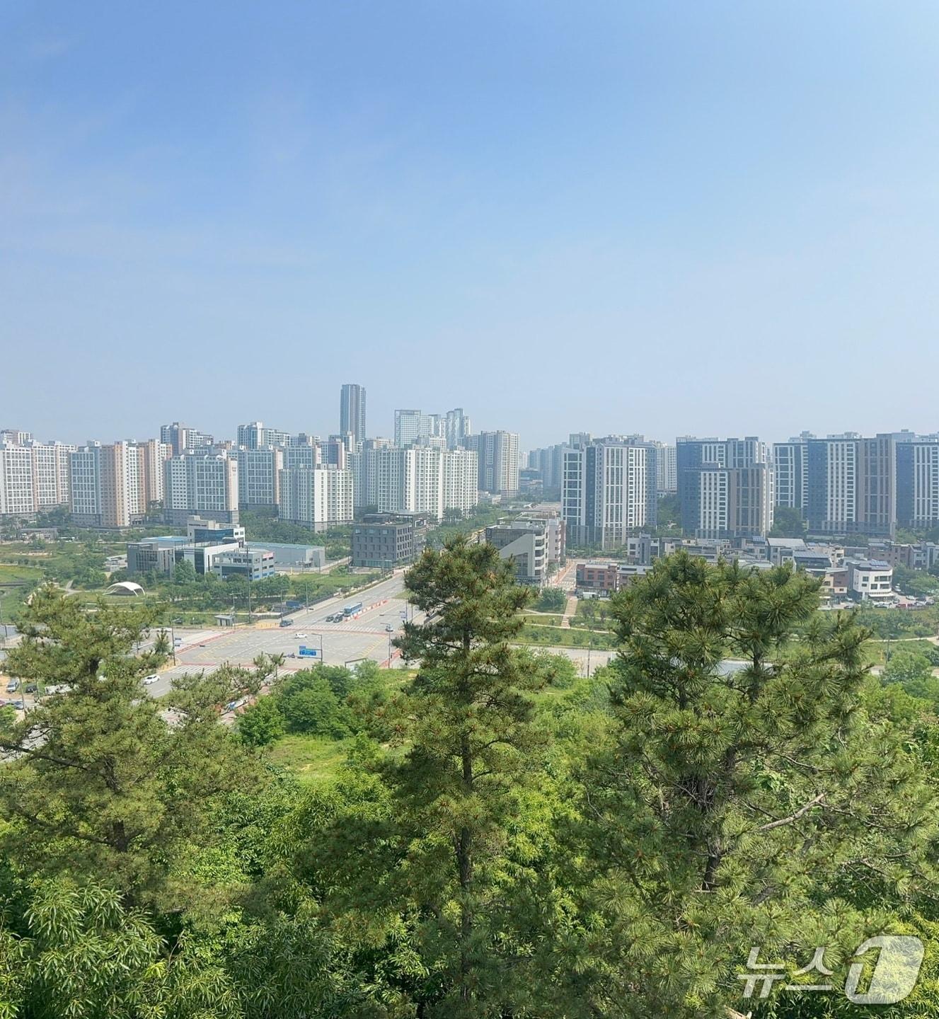 본문 이미지 - 화성시 동탄2신도시 도심과 마주하고 있는 유통3부지 물류센터 예정부지. 