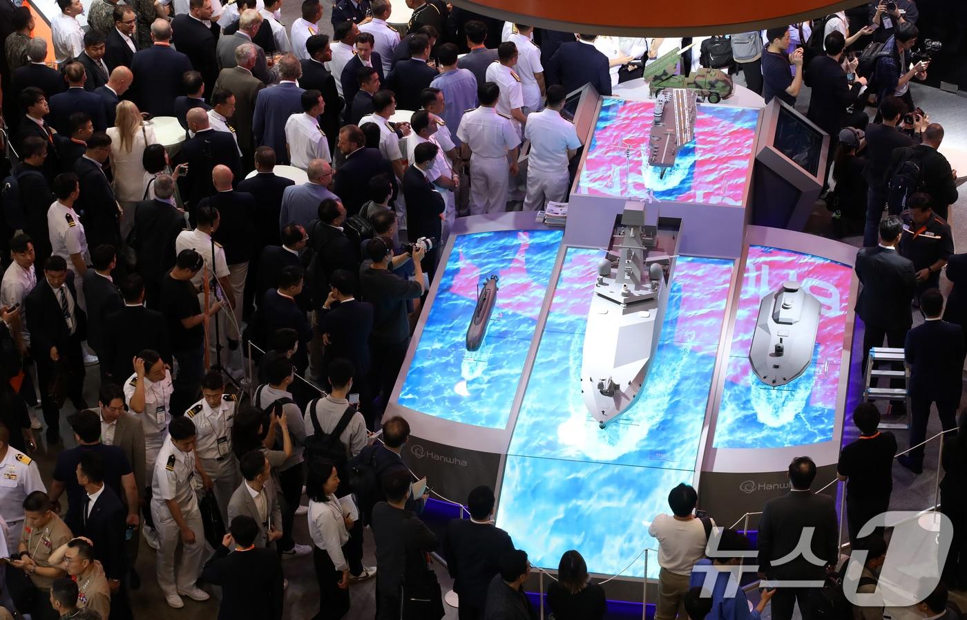5월 28일 부산 해운대구 벡스코 제1전시장에서 열린 &#39;2025 국제해양방위산업전&#40;MADEX&#41;&#39;에서 참가자들이 한화그룹 부스를 찾아 전투용 무인수상정, 차세대 무인전투지휘통제함, 자폭용 무인수상정 등을 살펴보고 있다. 2025.5.28/뉴스1 ⓒ News1 윤일지 기자