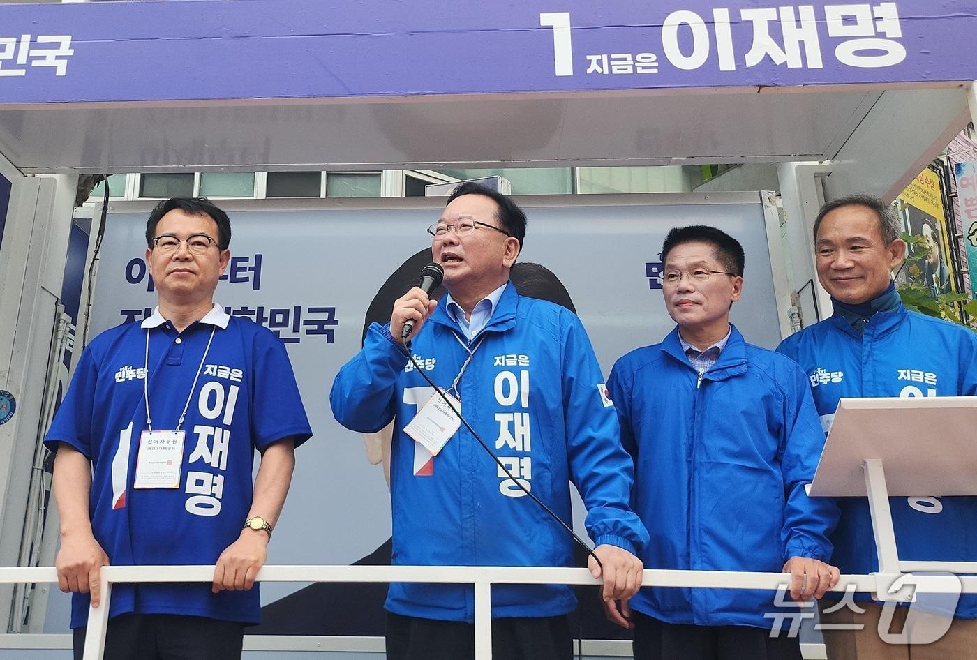 김부겸 더불어민주당 총괄선대위원장이 28일 진주 광미사거리에서 이재명 후보의 지지를 호소하고 있다. 2025.5.28/뉴스1 한송학기자