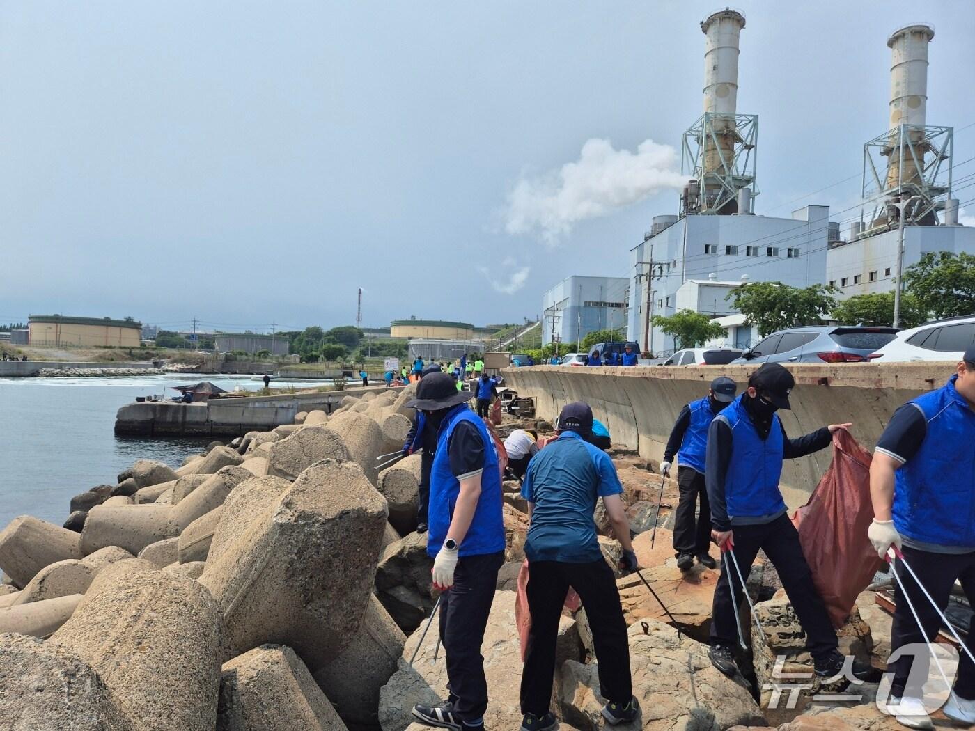본문 이미지 - 울산해양경찰서는 28일 ‘제30회 바다의 날’을 맞아 울산 남구 남화부두 인근에서 유관기관 간 합동 연안정화 활동을 실시했다고 밝혔다.&#40;울산해경 제공. 재판매 및 DB금지&#41; /뉴스1
