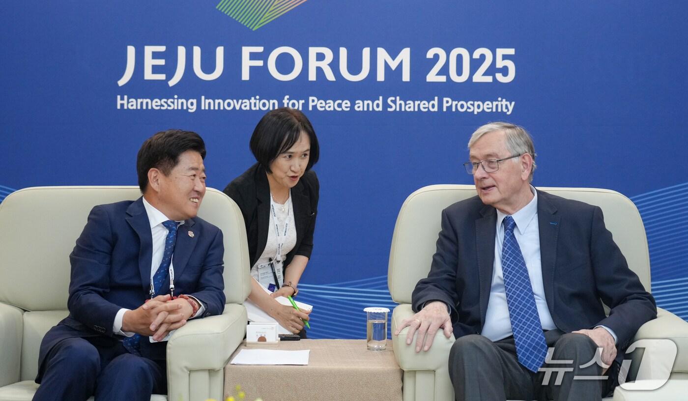 오영훈 제주지사가 제20회 제주포럼 첫째 날인 28일 제주국제컨벤션센터에서 다닐로 튀르크 전 슬로베니아 대통령과 면담하고 있다.(제주도 제공)