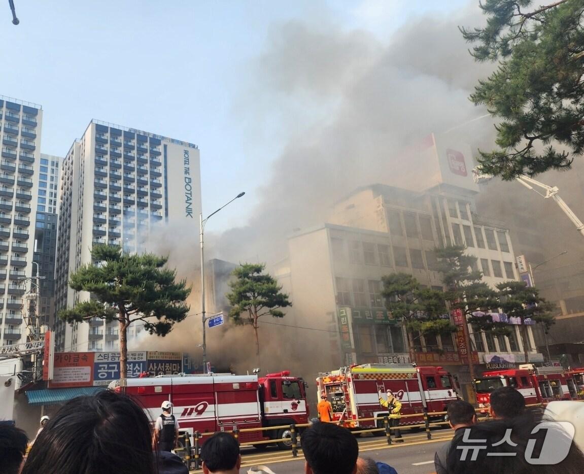본문 이미지 - 28일 오후 3시 25분쯤 서울 중구 산림동 세운대림상가 1층에서 불이 나 다량의 연기가 발생하고 있다. / 뉴스1 권진영 기자
