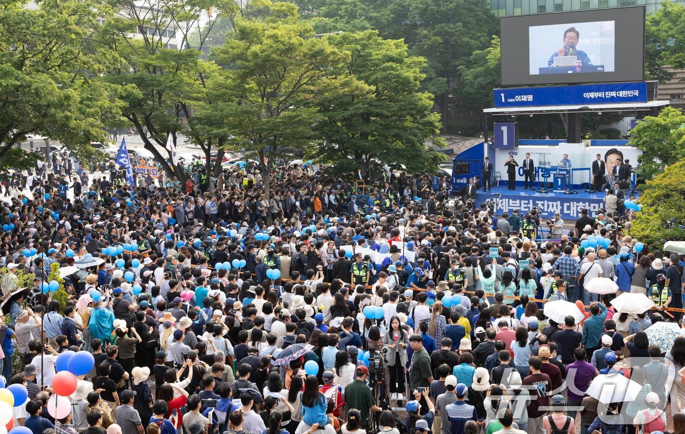 이재명 더불어민주당 대통령 후보가 28일 오후 서울 광진구 어린이대공원역에서 시민들에게 지지를 호소하고 있다. 2025.5.28/뉴스1 ⓒ News1 이재명 기자