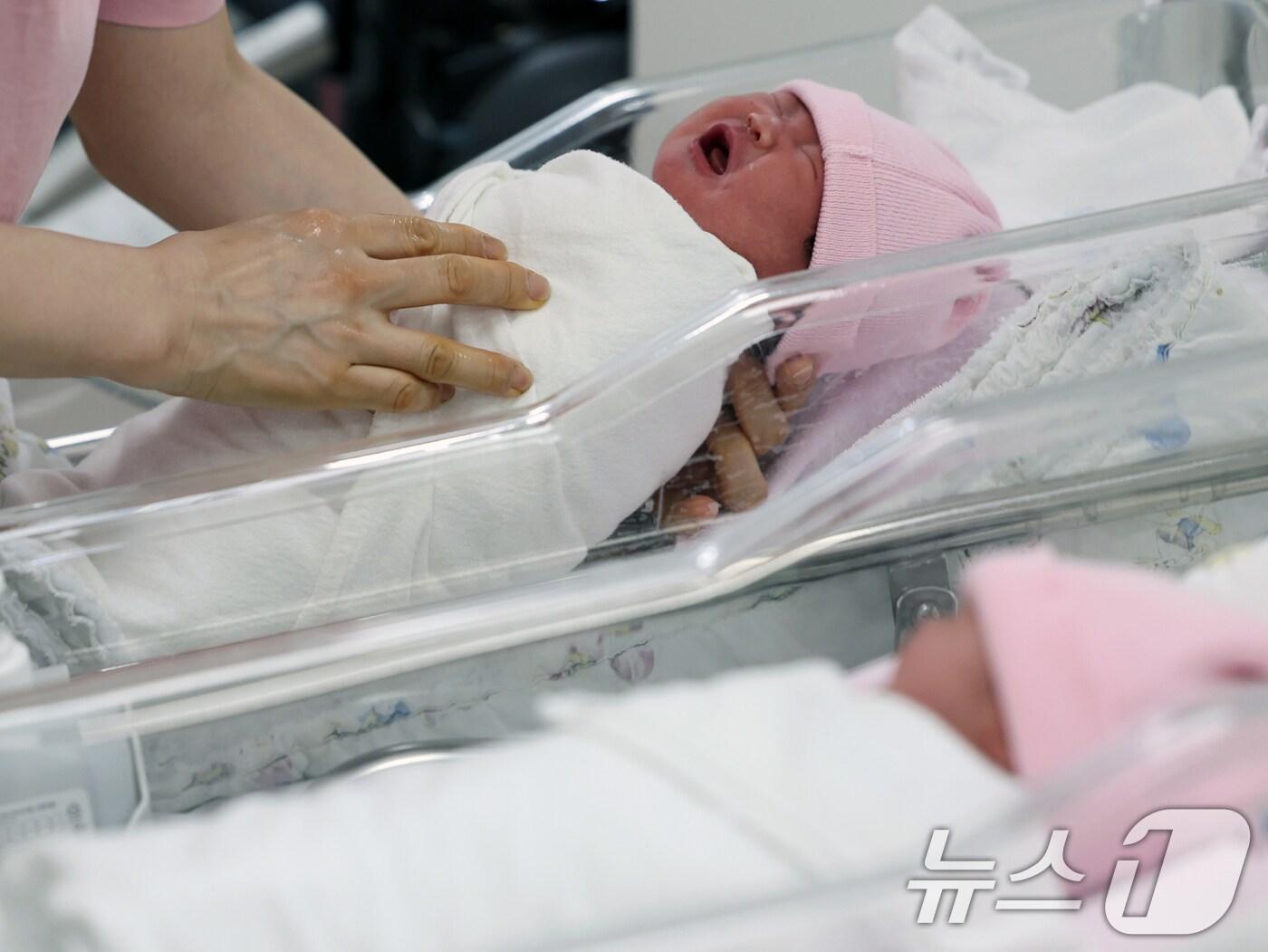 본문 이미지 - 병원 신생아실에서 아이가 울음을 터뜨리고 있다. (자료사진) /뉴스1 ⓒ News1 황기선 기자