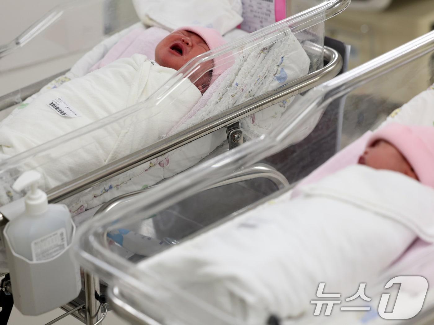 본문 이미지 - 28일 오후 서울 구로구 고려대학교 구로병원 신생아실에서 아이가 울음을 터뜨리고 있다. 2025.5.28/뉴스1 ⓒ News1 황기선 기자
