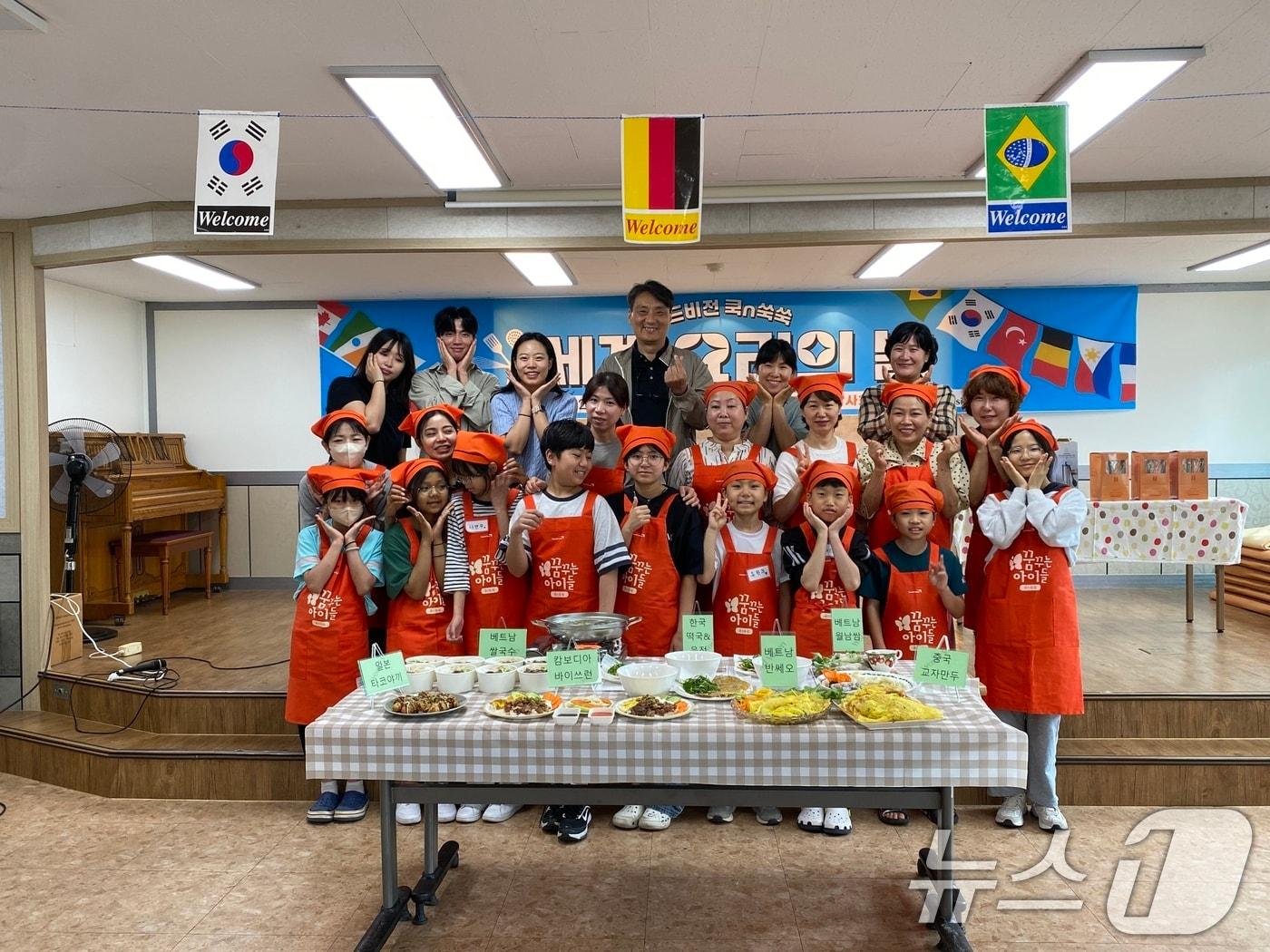 본문 이미지 - 월드비전 무진종합사회복지관이 지난 24일 지역 아동과 보호자들을 대상으로 &#39;쿡n쑥쑥&#39; 프로그램을 진행하고 기념 촬영하고 있다.&#40;복지관 제공. 재판매 및 DB금지&#41; 2025.5.28/뉴스1