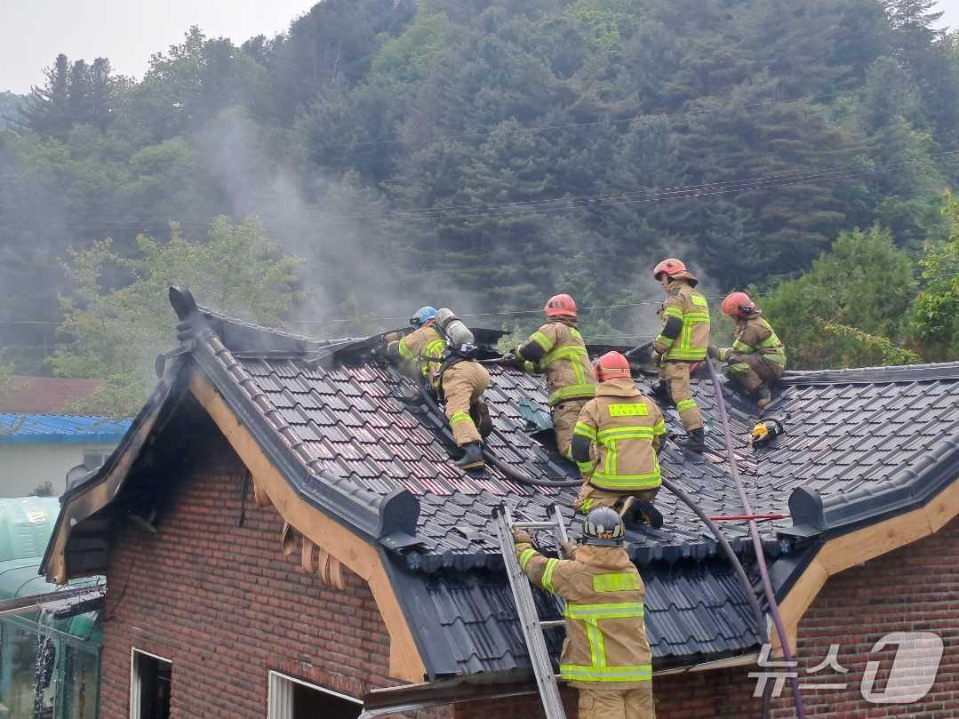 본문 이미지 - 강원 평창 진부면 상진부리 낙뢰 추정 화재 현장.&#40;강원도소방본부 제공, 재판매 및 DB금지&#41;