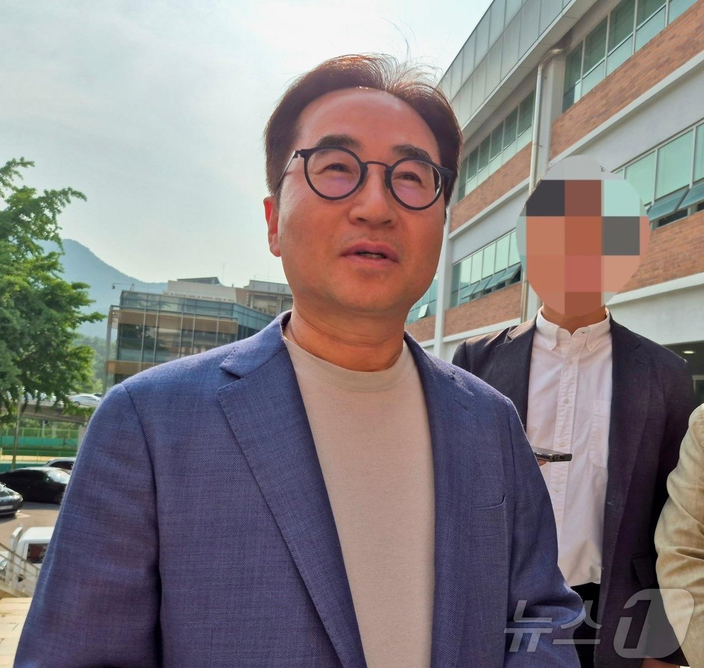 본문 이미지 - 장덕현 삼성전기 대표이사 사장이 28일 서울대 공과대학 재료공학부가 개최한 &#39;SNU-MSE 콜로퀴엄&#39; 행사에 강연자로 참석하기 전 취재진과 대화하고 있다. 2025.5.28 ⓒ News1 최동현 기자