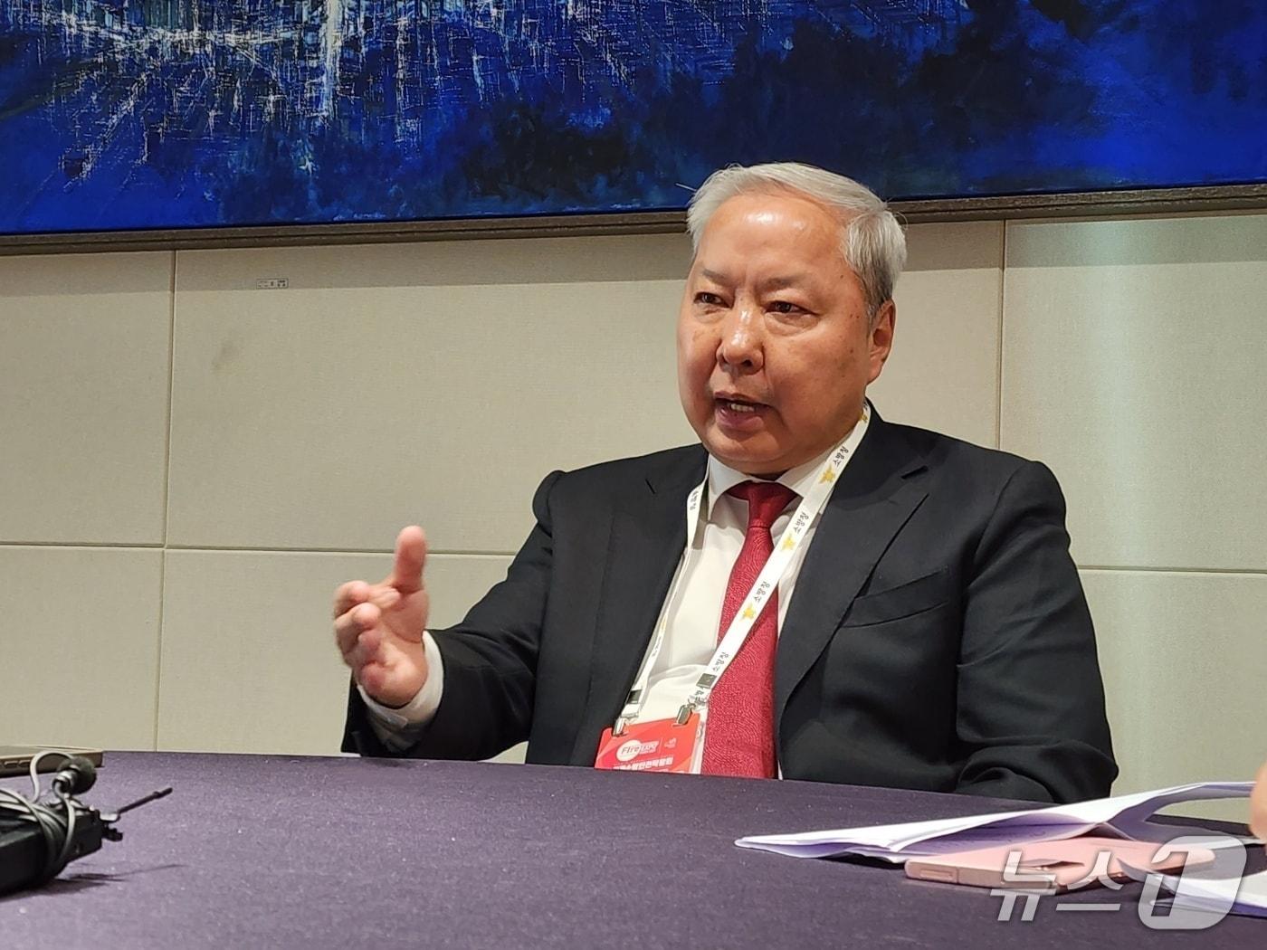 본문 이미지 - 28일 대구 엑스코에서 열린 &#39;2025 국제소방안전박람회&#39;에 참관하기 위해 방한한 아리윤부얀 검자바브 몽골 재난관리청장.&#40;소방청 제공&#41;