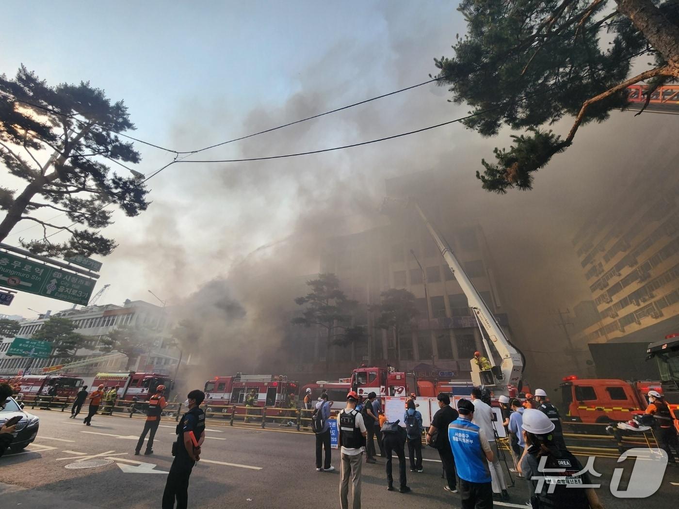 본문 이미지 - 28일 오후 3시 25분쯤 서울 중구 산림동 세운대림상가 인근 1층짜리 건물에서 불이 나 다량의 연기가 발생하고 있다. / 뉴스1 권진영 기자