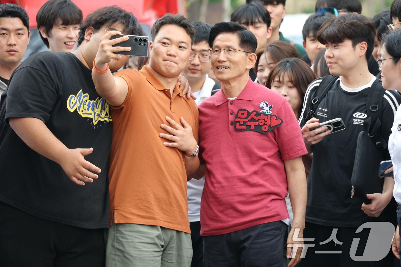 김문수 국민의힘 대통령 후보가 28일 학생 축제&#40;대동제&#41; 중인 경북 경산시 영남대학교를 찾아 학생들과 기념촬영을 하고 있다. 2025.5.28/뉴스1 ⓒ News1 이광호 기자