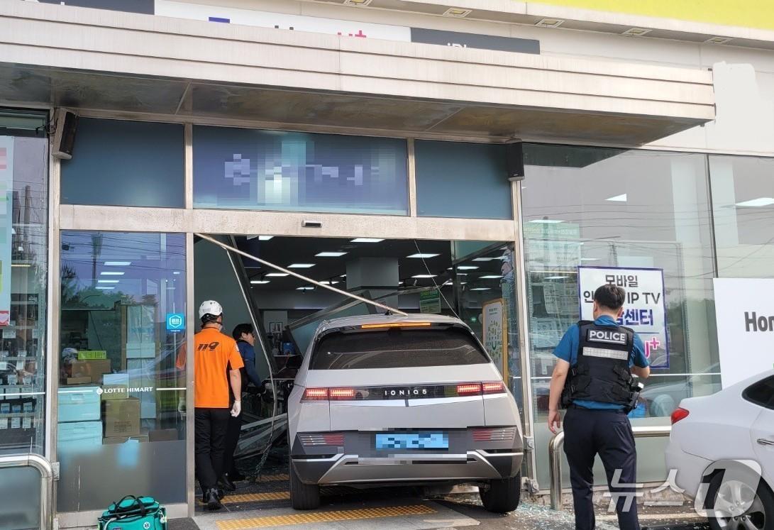 본문 이미지 -  28일 제주도 소방안전본부에 따르면 이날 오후 4시 41분쯤 제주시 도련1동의 한 전자제품 전문매장에 70대 남성 A 씨가 몰던 승용차가 돌진했다.(제주도 소방안전본부 제공. 재판매 및 DB 금지)