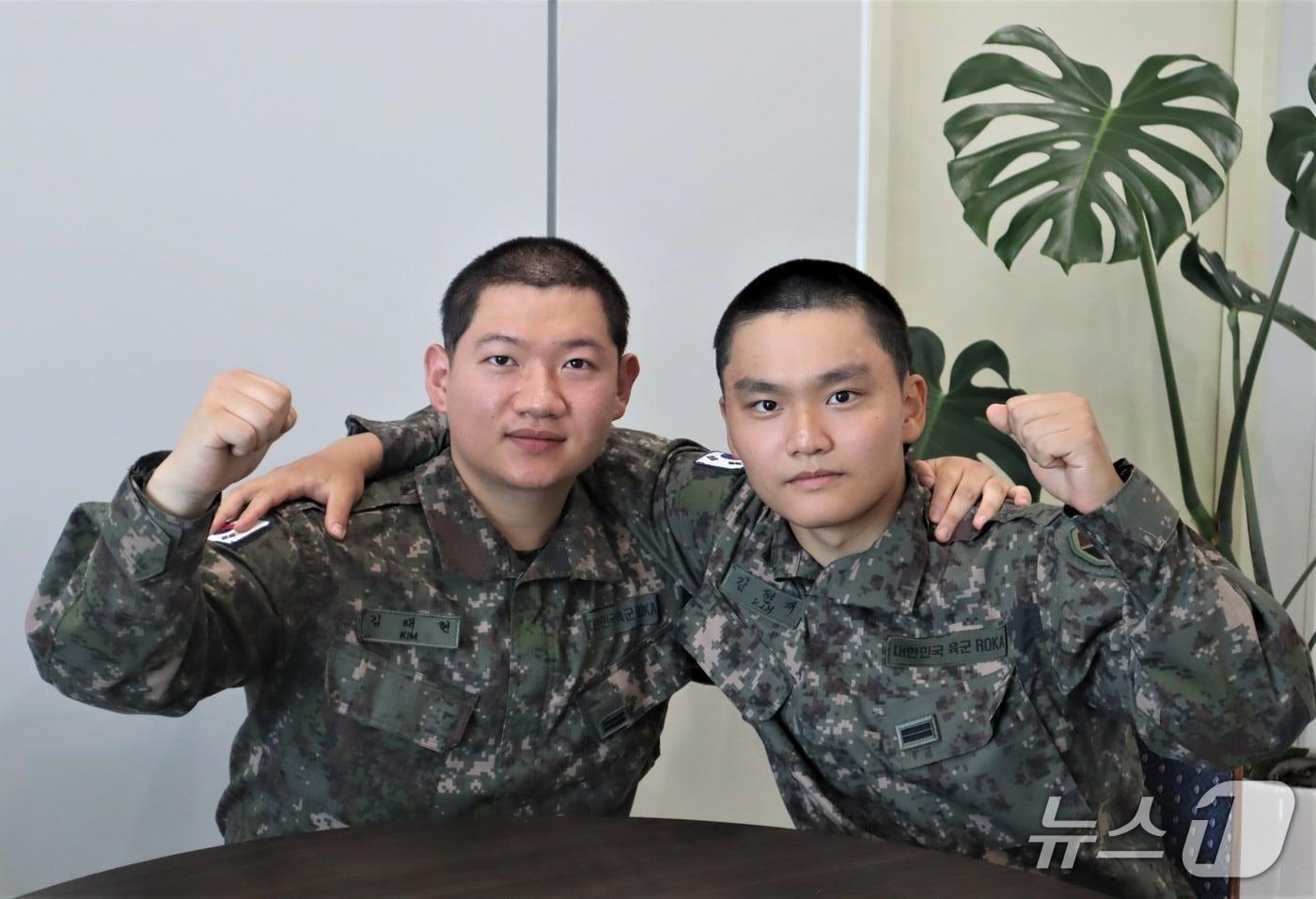 김태현(왼쪽)·김현재 일병이 파이팅을 하고 있는 모습.(지작사 제공)