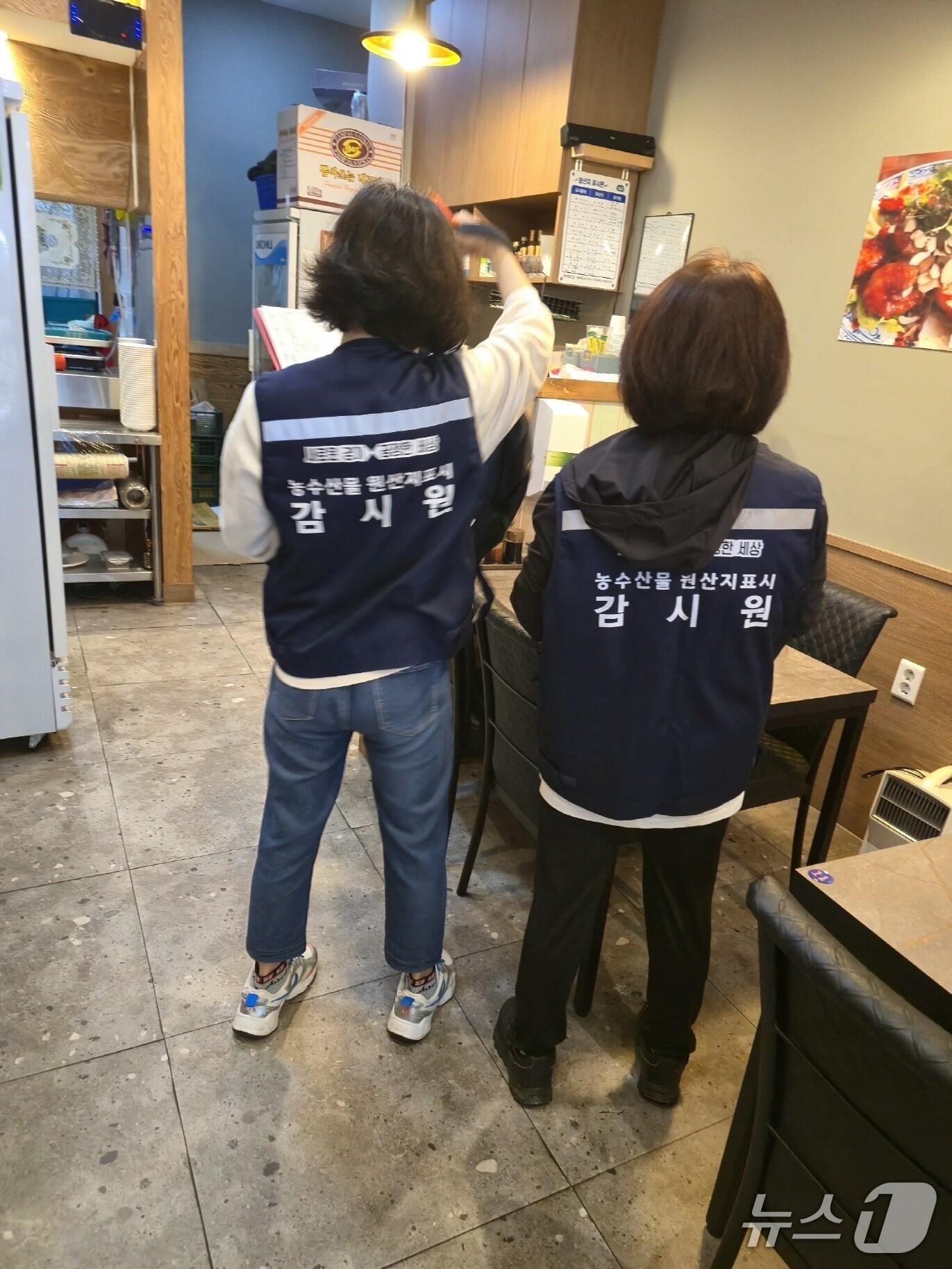 본문 이미지 - 경기 의왕시 원산지 표시 점검 현장. (의왕시 제공. 재판매 및 DB 금지) 2025.5.28/뉴스1