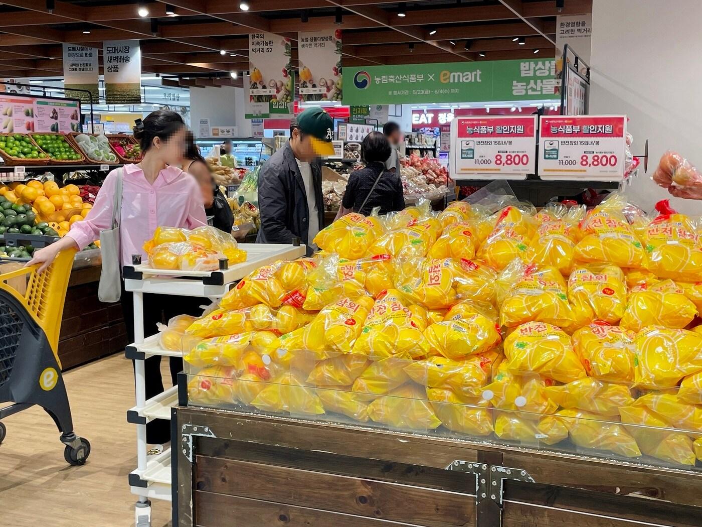 본문 이미지 - 용산점 참외매장.(이마트 제공)