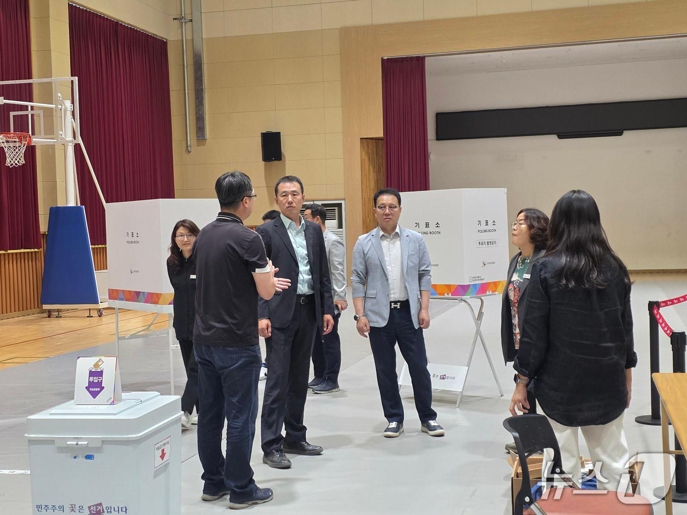 본문 이미지 - 합천군의 사전투표소 현장 점검(합천군 제공. 재판매 및 DB금지). 2025.5.28