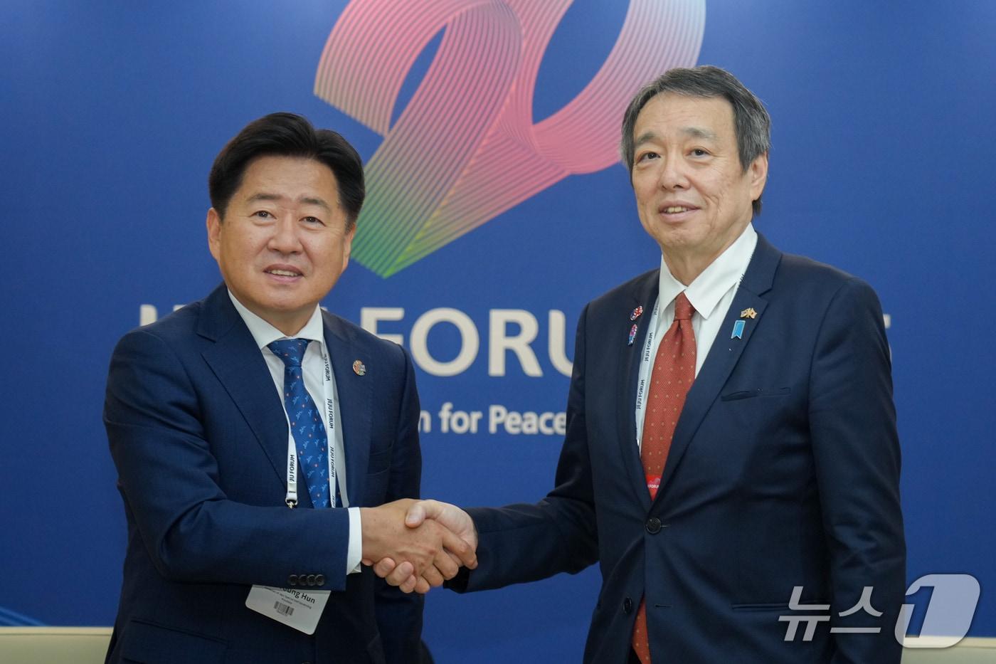  오영훈 제주도지사와 미즈시마 코이치 주한일본대사(제주도 제공)/뉴스1