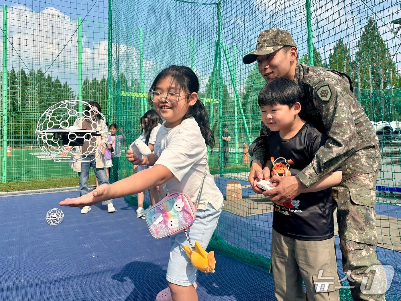 본문 이미지 - 어린이들이 28일 온빛누리 드론센터에서 드론 체험교육을 받고 있다.&#40;31사단 제공. 재판매 및 DB 금지&#41;