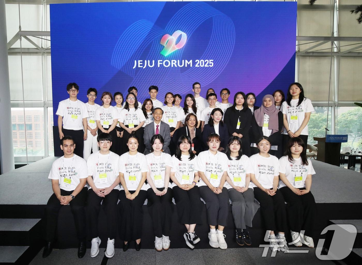 본문 이미지 - 28일 제주 서귀포시 제주국제컨벤션센터에서 열린 제20회 제주포럼 '청년, 아시아 태평양 지역의 지속가능한 내일을 말하다' 제주포럼 영리더스 세션에서 참가자들이 기념촬영을 하고 있다 2025.5.28/뉴스1 ⓒ News1 오현지 기자