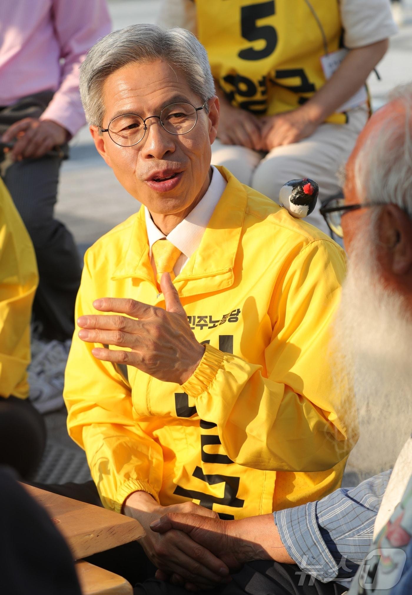 본문 이미지 - 권영국 민주노동당 대통령 후보가 28일 전북 전주시 전주지방환경청 앞 새만금신공항백지화공동행동 천막 농성장을 찾아 관계자들과 간담회를 하고 있다. 2025.5.28/뉴스1 ⓒ News1 유경석 기자