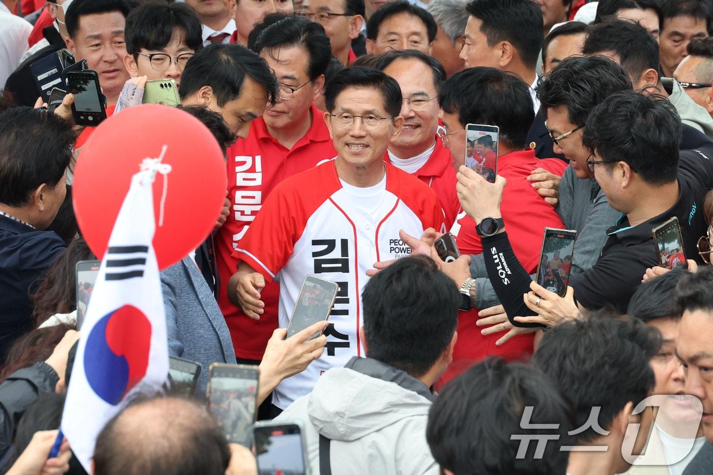 김문수 국민의힘 대통령 후보가 28일 오후 경북 영천시 영천역 광장 유세에서 시민들과 인사 나누고 있다. 2025.5.28/뉴스1 ⓒ News1 이광호 기자