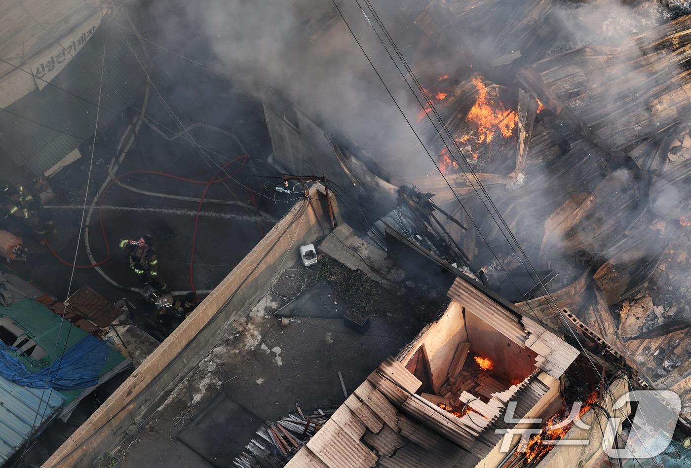 28일 오후 서울 중구 을지로 세운상가 인근 재개발 예정지구에서 화재가 발생한 가운데 한 소방대원이 시커먼 화마 속에서 잠시 목을 축이고 있다. 소방당국은 이날 오후 6시 20분 기준 현재 인력 446명과 소방차 100대, 사다리차 5대를 동원해 진화 작업 중이다. 2025.5.28/뉴스1 ⓒ News1 오대일 기자