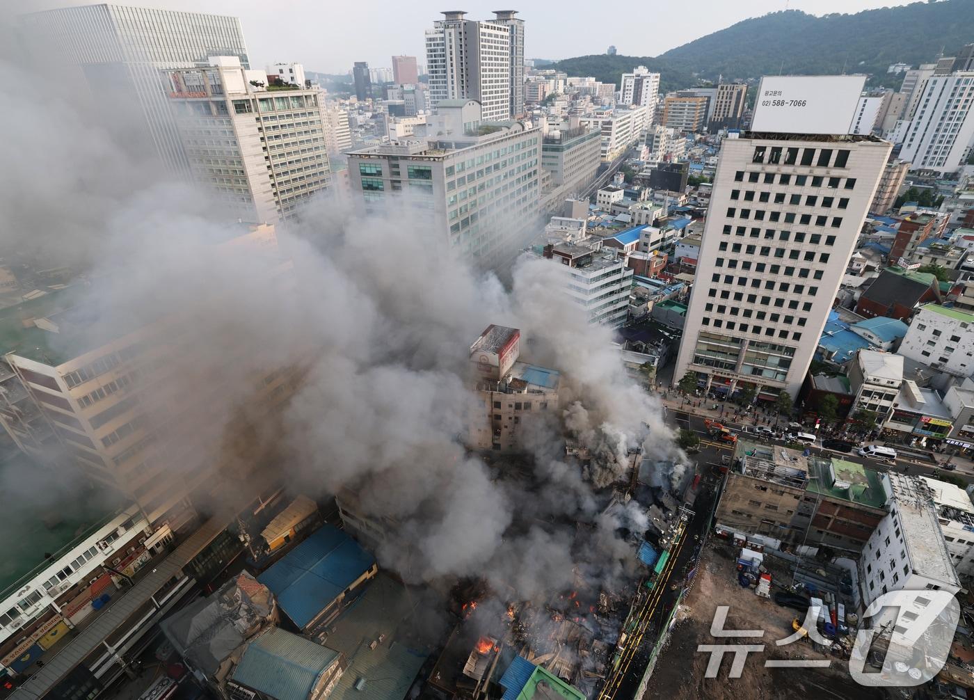 본문 이미지 - 28일 오후 서울 중구 을지로 세운상가 인근 재개발 예정지구에서 화재가 발생해 소방대원들이 화재를 진압하고 있다. 소방당국은 이날 오후 6시 20분 기준 현재 인력 446명과 소방차 100대, 사다리차 5대를 동원해 진화 작업 중이다. 2025.5.28/뉴스1 ⓒ News1 오대일 기자