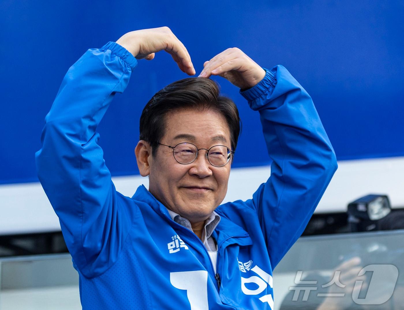 본문 이미지 - 더불어민주당 이재명 대통령 후보가 28일 서울 왕십리역 광장에서 열린 성동구·동대문구 집중 유세에서 연설을 마친 뒤 무대를 떠나며 하트를 그리고 있다. (공동취재) 2025.5.28/뉴스1 ⓒ News1 이재명 기자