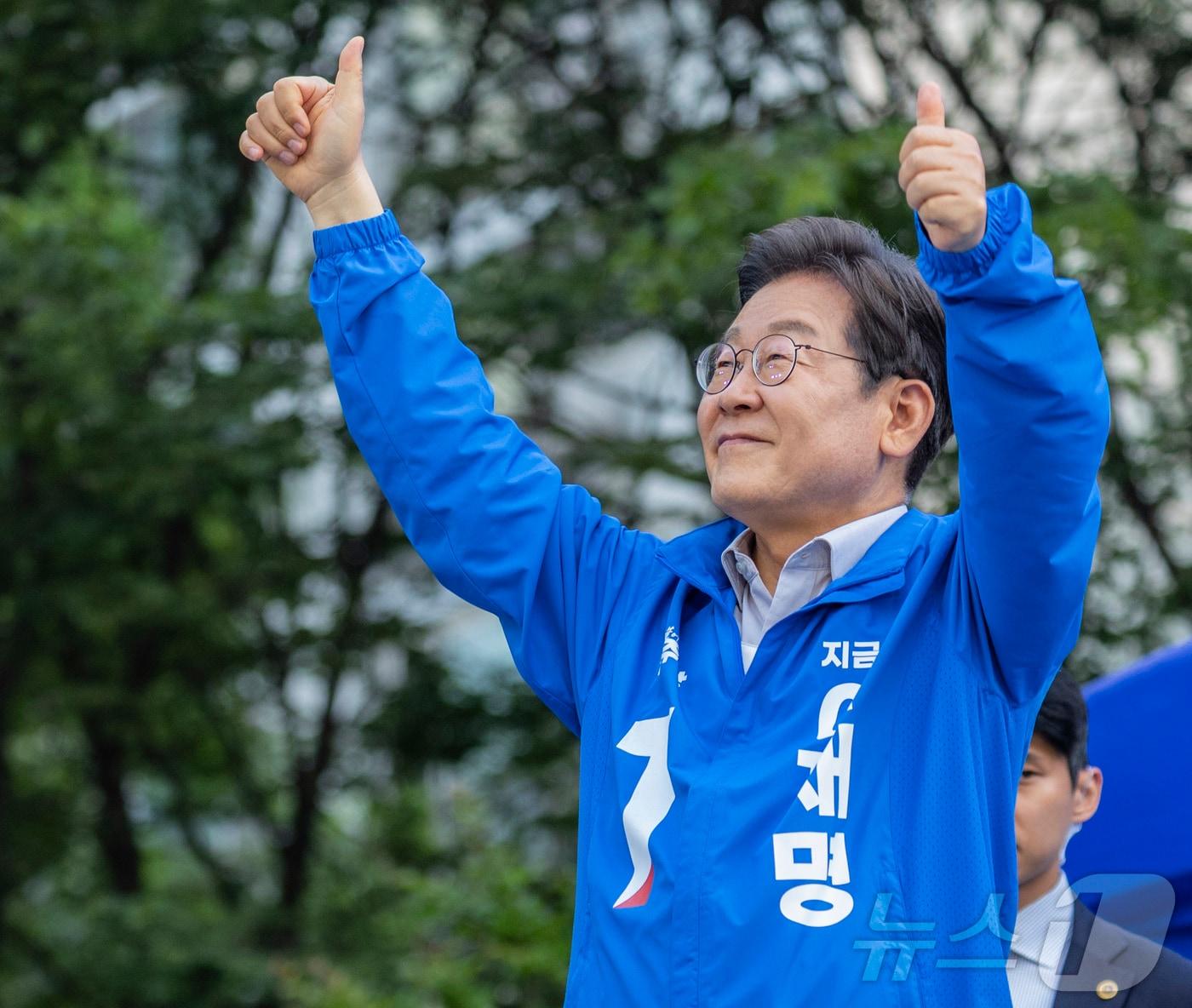 본문 이미지 - 더불어민주당 이재명 대통령 후보가 28일 서울 왕십리역 광장에서 열린 성동구·동대문구 집중 유세에서 연설을 마친 뒤 시민들을 향해 엄지를 들어 보이고 있다. (공동취재) 2025.5.28/뉴스1 ⓒ News1 이재명 기자