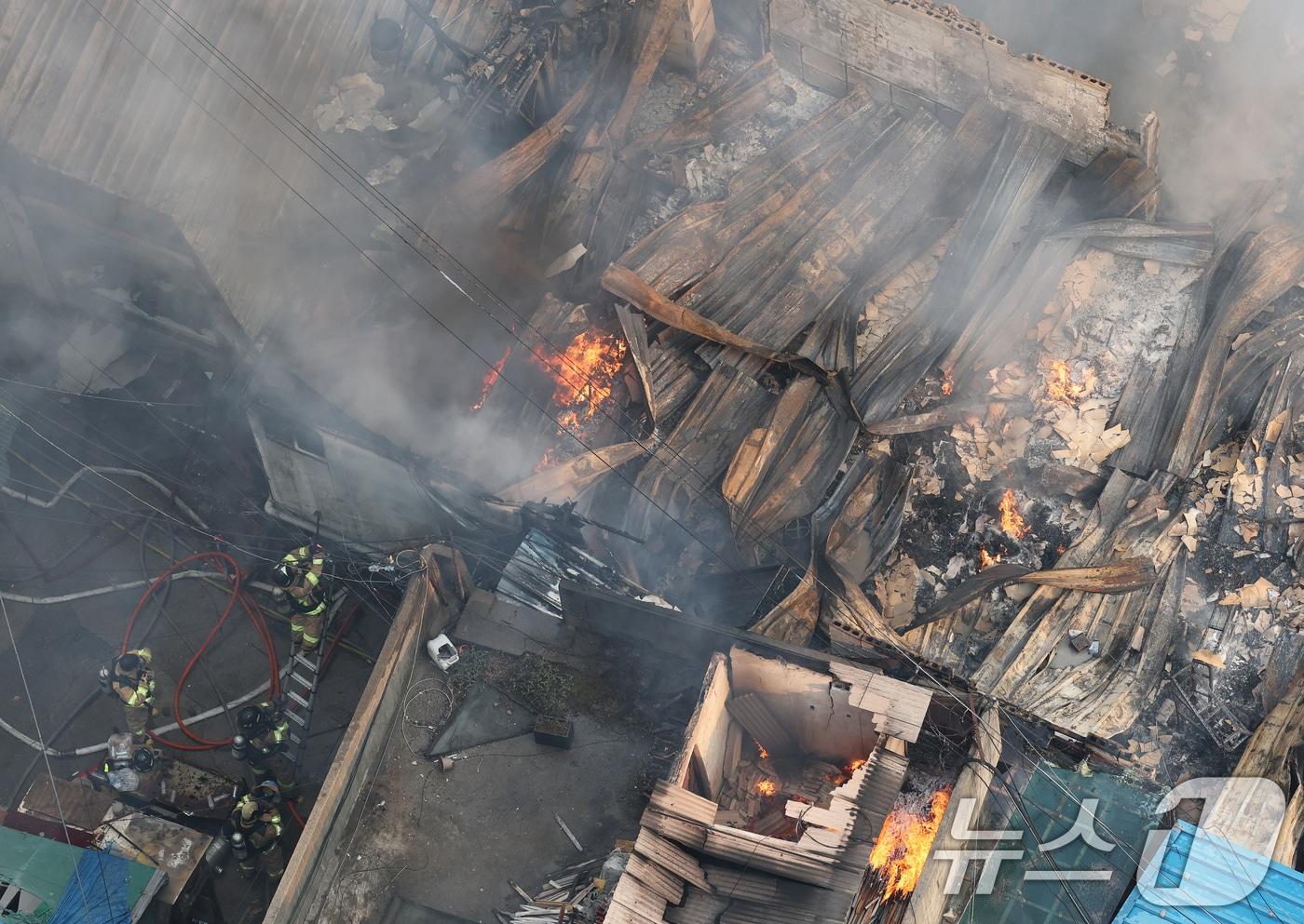 28일 오후 서울 중구 을지로 세운상가 인근 재개발 예정지구에서 화재가 발생한 가운데 소방대원들이 진입로 확보를 위해 망치로 건물을 깨부수고 있다. 소방당국은 이날 오후 6시 20분 기준 현재 인력 446명과 소방차 100대, 사다리차 5대를 동원해 진화 작업 중이다. 2025.5.28/뉴스1 ⓒ News1 오대일 기자