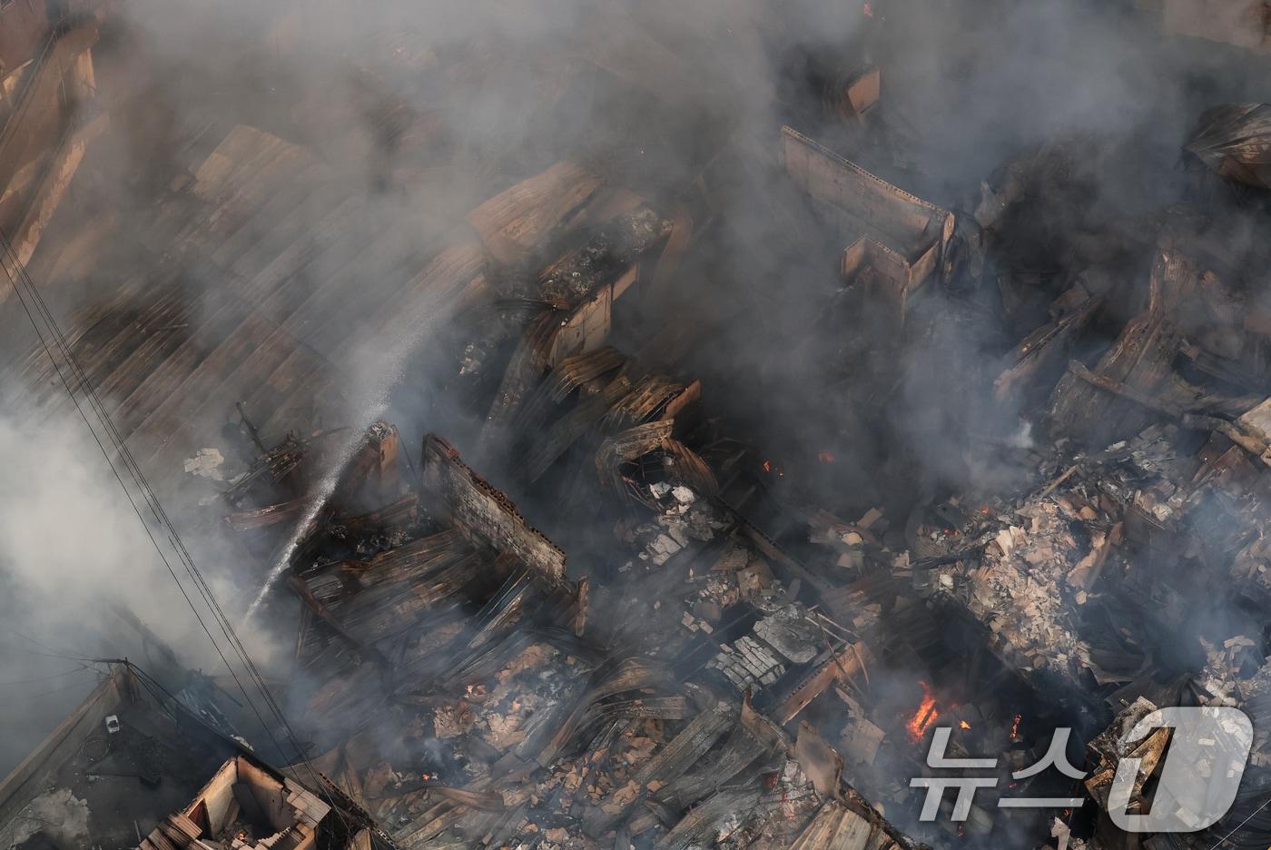 28일 오후 서울 중구 을지로 세운상가 인근 재개발 예정지구에서 화재가 발생해 소방대원들이 화재를 진압하고 있다. 2025.5.28/뉴스1 ⓒ News1 오대일 기자