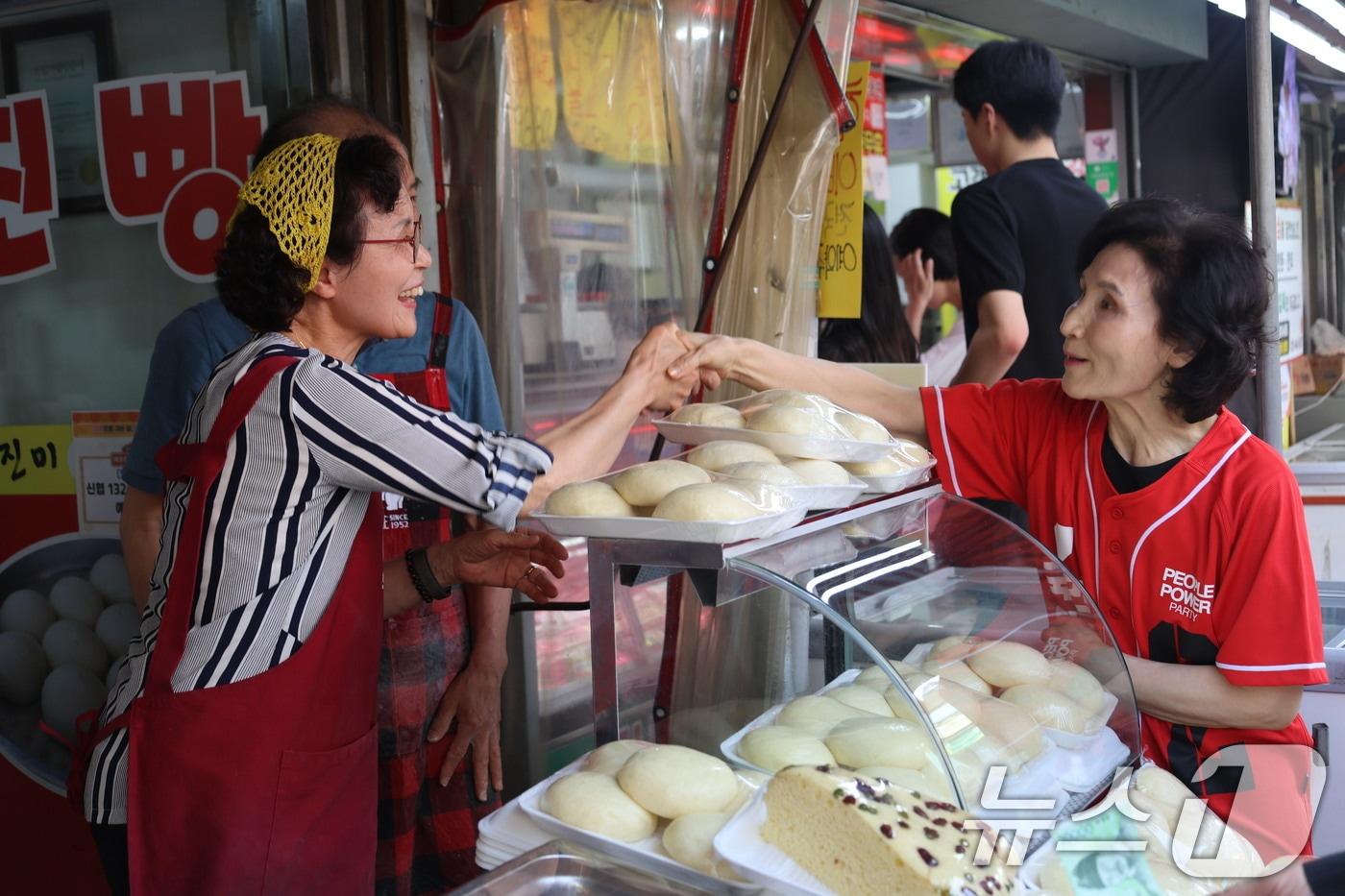 김문수 국민의힘 대통령 후보 부인 설난영 여사가 28일 경기 의왕시 도깨비시장을 방문해 상인과 인사하고 있다. (국민의힘 제공, 재판매 및 DB 금지) 2025.5.28/뉴스1