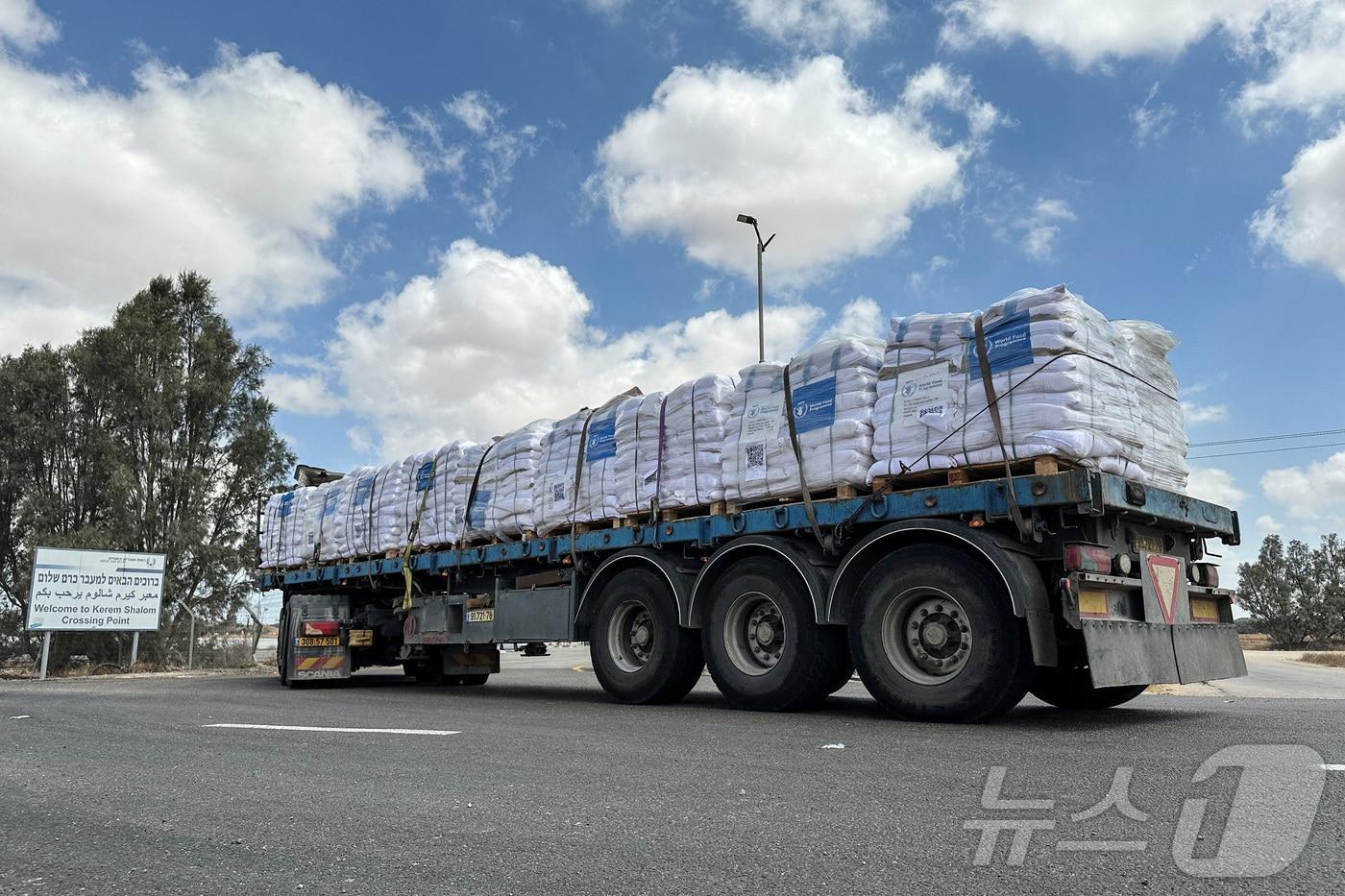 구호물자를 실은 트럭이 가자지구 케렘 샬롬 검문소로 들어서고 있다. 25.05.28 ⓒ 로이터=뉴스1 ⓒ News1 김예슬 기자
