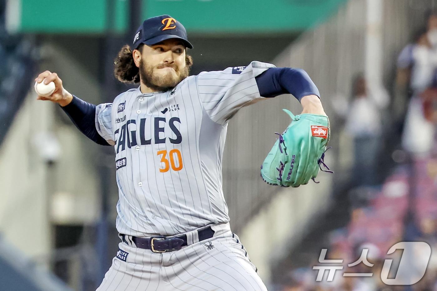 28일 오후 서울 송파구 잠실야구장에서 열린 프로야구 '2025 신한 SOL뱅크 KBO 리그' 한화 이글스와 LG 트윈스의 경기에서 5회말 한화 선발 폰세가 역투하고 있다. 2025.5.28/뉴스1 ⓒ News1 민경석 기자