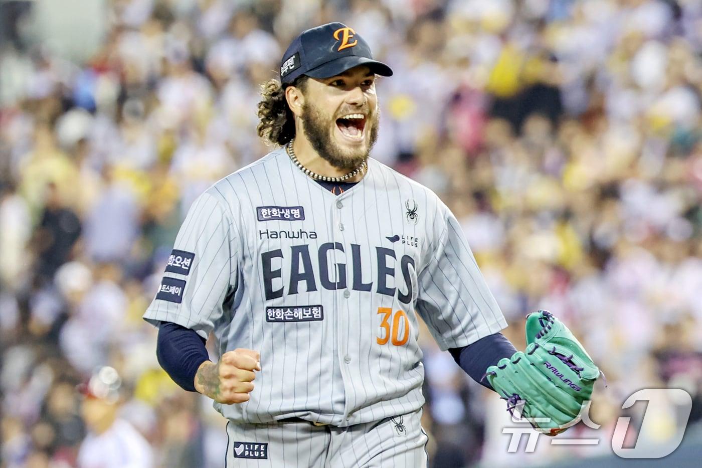 28일 오후 서울 송파구 잠실야구장에서 열린 프로야구 '2025 신한 SOL뱅크 KBO 리그' 한화 이글스와 LG 트윈스의 경기에서 6회말 한화 선발 폰세가 추가실점 위기를 넘기고 이닝을 마무리하며 기뻐하고 있다. ⓒ News1 민경석 기자