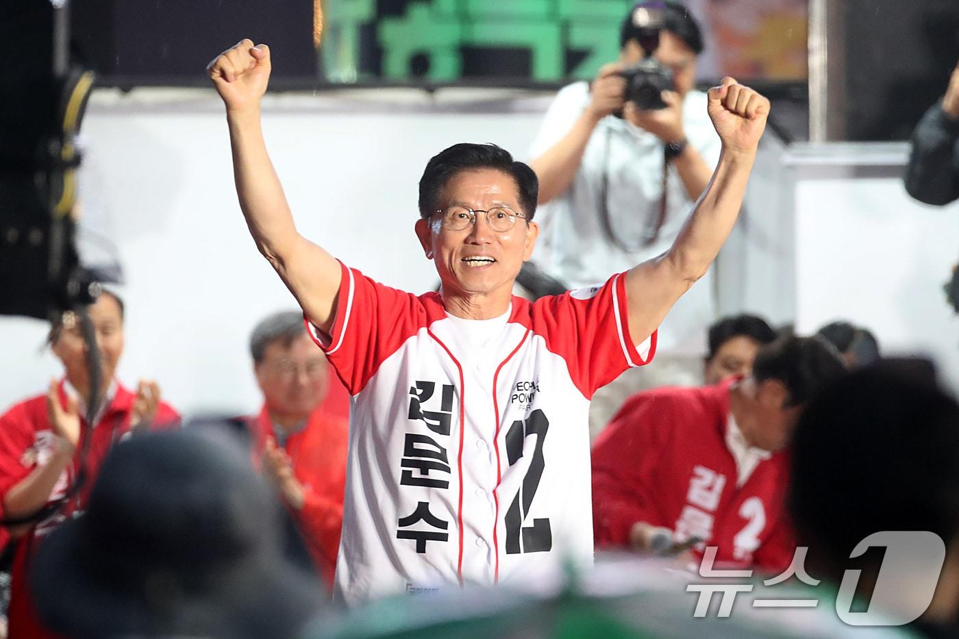 김문수 국민의힘 대통령 후보가 28일 오후 대구 중구 동성로를 찾아 지지를 호소하고 있다. 2025.5.28/뉴스1 ⓒ News1 공정식 기자