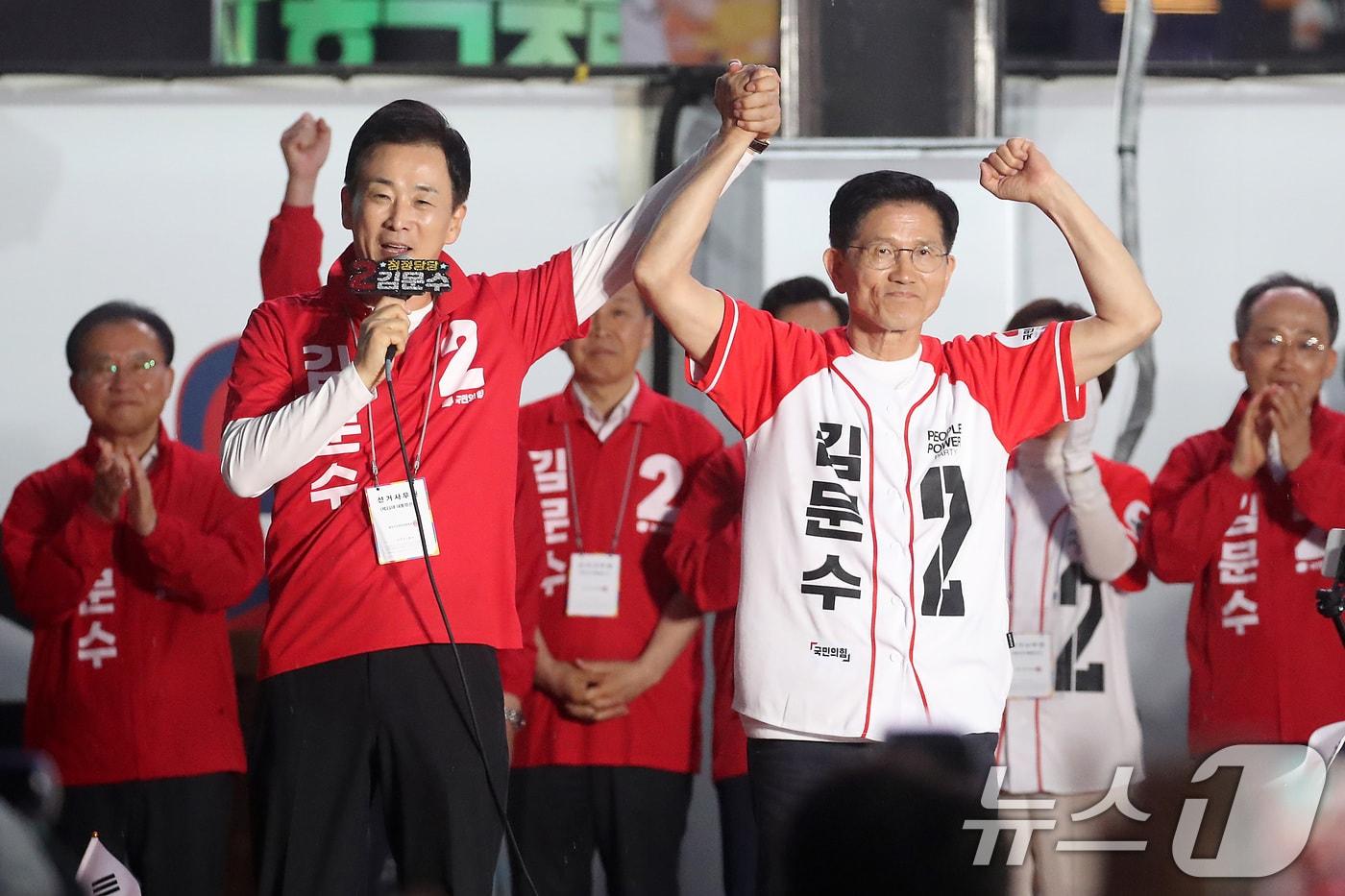 김문수 국민의힘 대통령 후보가 28일 오후 대구 중구 동성로를 찾아 유영하 의원과 함께 지지를 호소하고 있다. 2025.5.28/뉴스1 ⓒ News1 공정식 기자